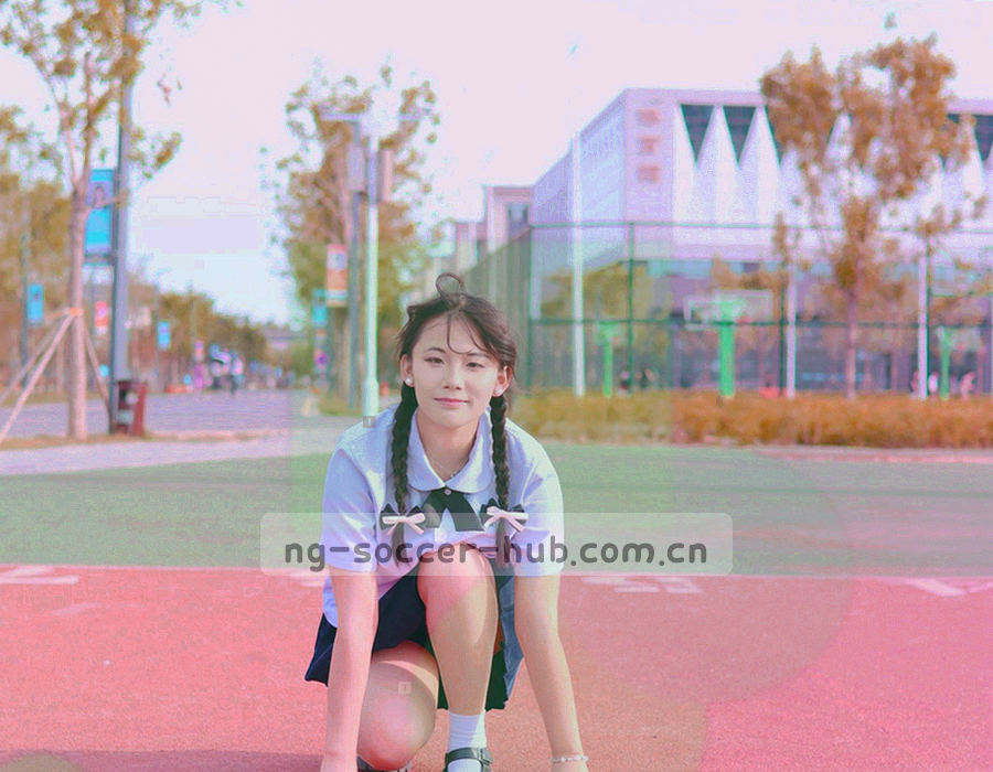 战术板上手绘的球场线条与标记特写，冷绿色调下笔迹清晰